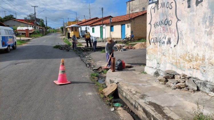 Floriano executa serviços de iluminação no campo e tapa buracos na cidade