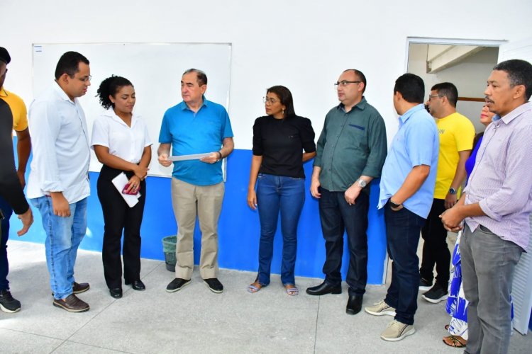 Prefeito Antônio Reis visita obras de reestruturação de escolas da rede municipal
