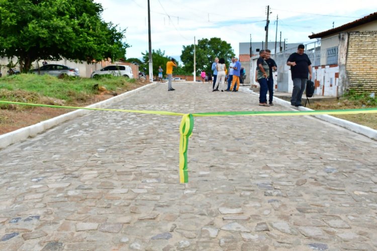 Prefeito Antônio Reis inaugura pavimentação da Rua Nauzica Borges no Irapuã II