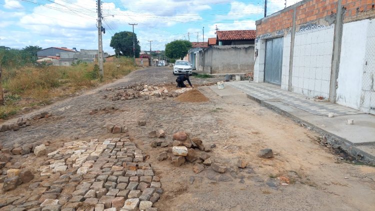 Infraestrutura de Floriano realiza serviços de manutenção da pavimentação poliédrica