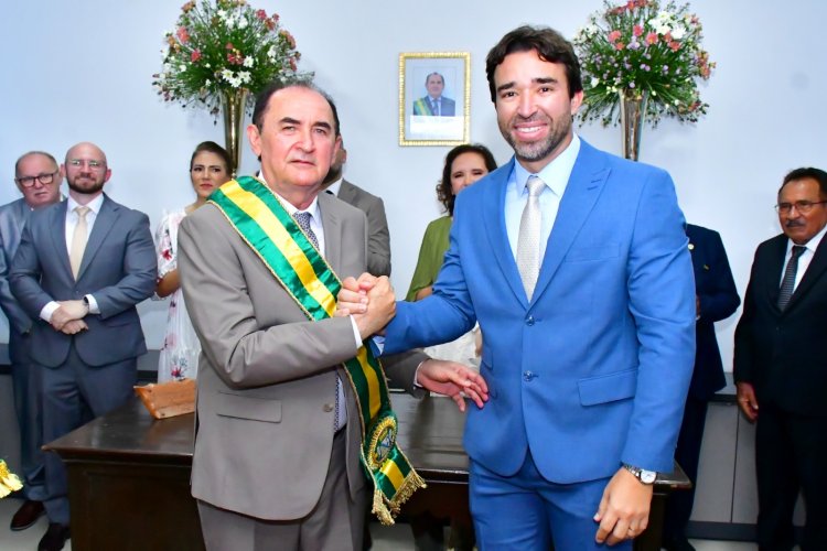 Antônio Reis é reconduzido ao cargo de prefeito durante solenidade na Prefeitura de Floriano