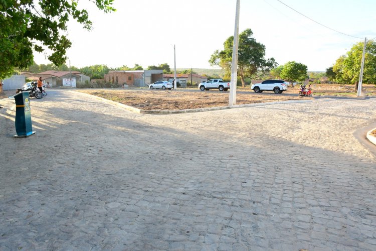 128 anos: Prefeitura de Floriano entrega quatro ruas pavimentadas no bairro Alto da Cruz