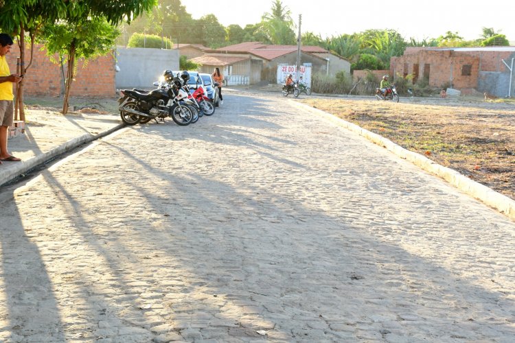 128 anos: Prefeitura de Floriano entrega quatro ruas pavimentadas no bairro Alto da Cruz