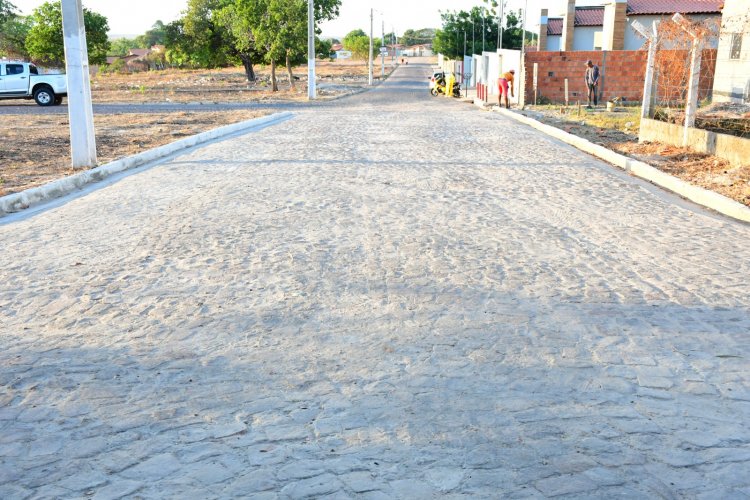 128 anos: Prefeitura de Floriano entrega quatro ruas pavimentadas no bairro Alto da Cruz