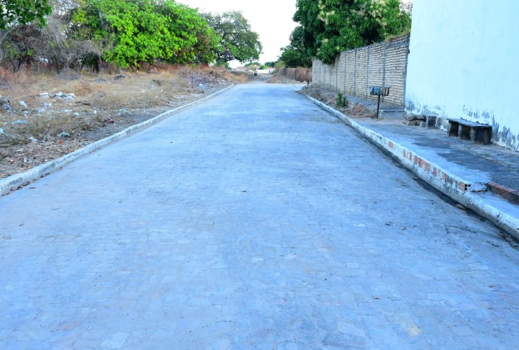 128 anos: Prefeitura de Floriano entrega quatro ruas pavimentadas no bairro Alto da Cruz