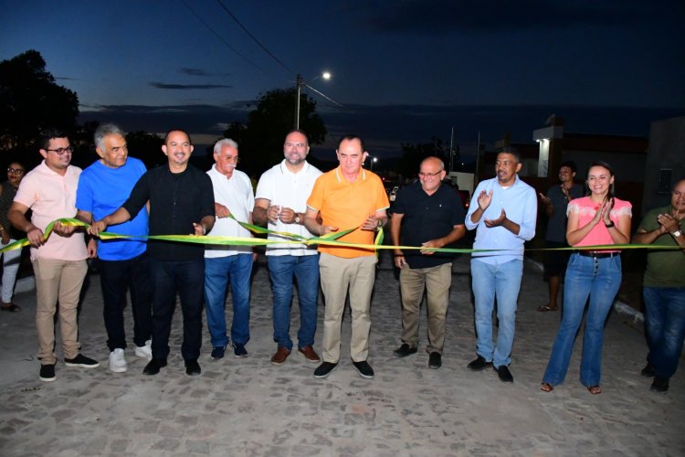 128 anos: Prefeitura de Floriano entrega quatro ruas pavimentadas no bairro Alto da Cruz