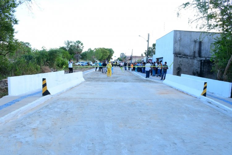 Prefeitura entrega duas importantes pontes à população nos 128 anos de Floriano