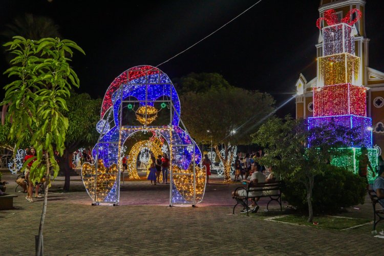 ‘Acender das Luzes’ marca abertura da programação de fim de ano da Prefeitura de Floriano