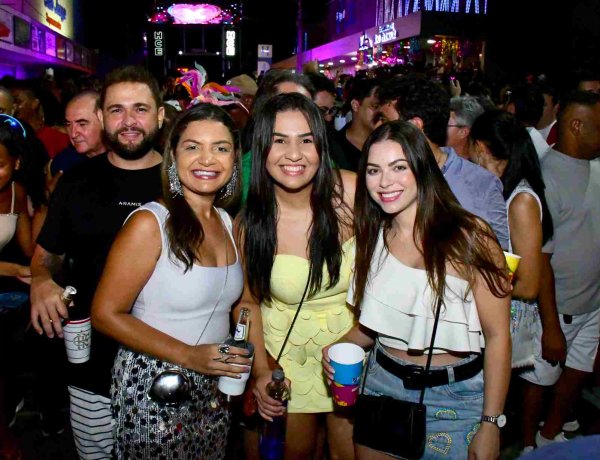 Arrastão com Durval Lelys marca estreia da folia de carnaval em Floriano 