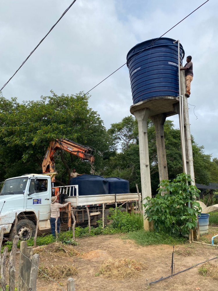 Rural e Abastecimento: Prefeitura de Floriano instala caixa d’água na localidade Morrinhos