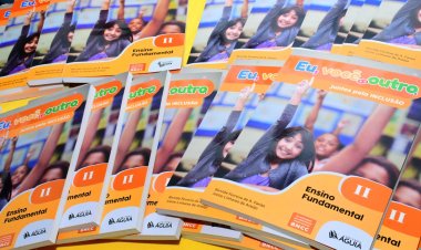 SEMED Floriano realiza entrega de livros e materiais permanentes para a Escola Raimundinha Carvalho