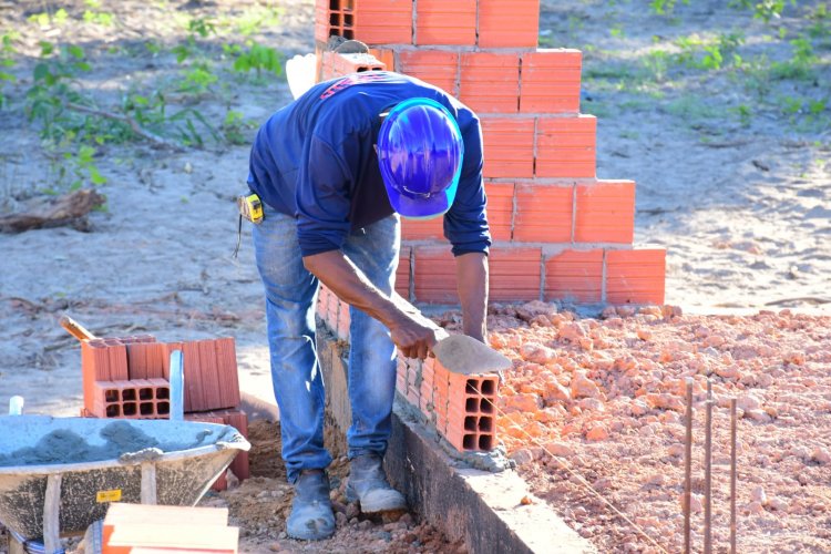 Equipe da Prefeitura de Floriano acompanha obras de reforma e ampliação em UBSs e escolas municipais