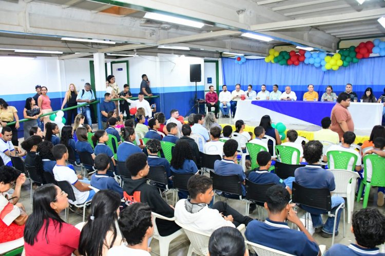SEMED Floriano realiza entrega de livros e materiais permanentes para a Escola Raimundinha Carvalho