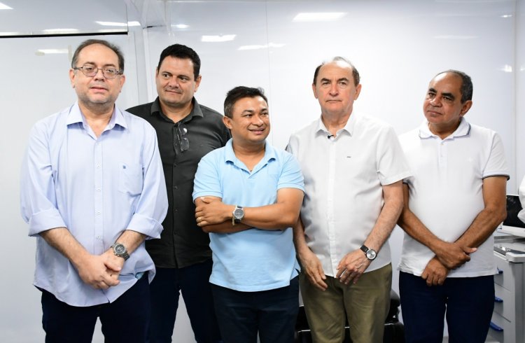 Gestores da região visitam serviços da Carreta da Oftalmologia em Floriano