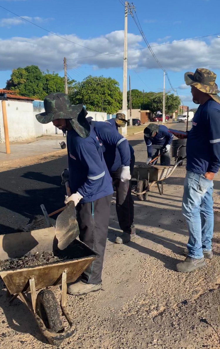 Prefeitura de Floriano retoma operação tapa-buraco com massa asfáltica