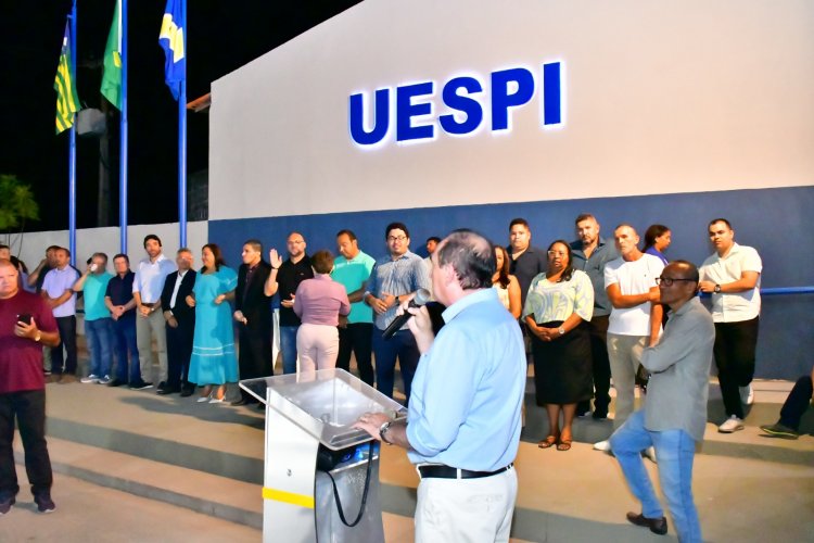 Prefeitura de Floriano entrega Praça Professora Fátima Alencar, em frente a Uespi