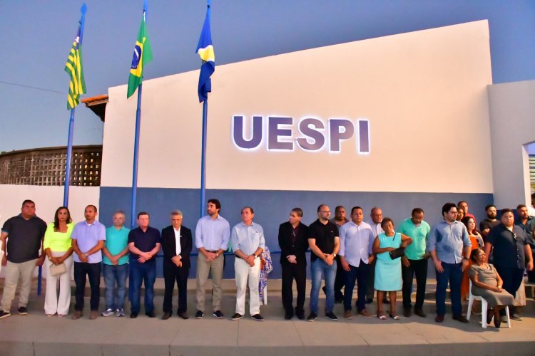 Prefeitura de Floriano entrega Praça Professora Fátima Alencar, em frente a Uespi