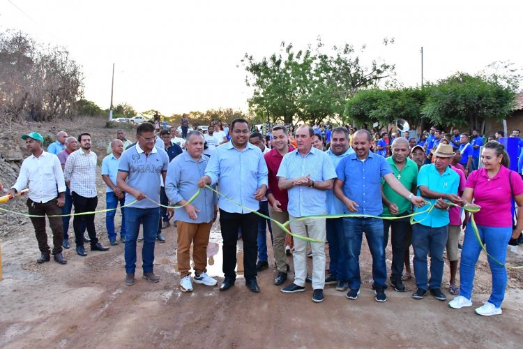 Prefeitura de Floriano entrega passagem molhada que dá acesso a localidade Bom Jardim