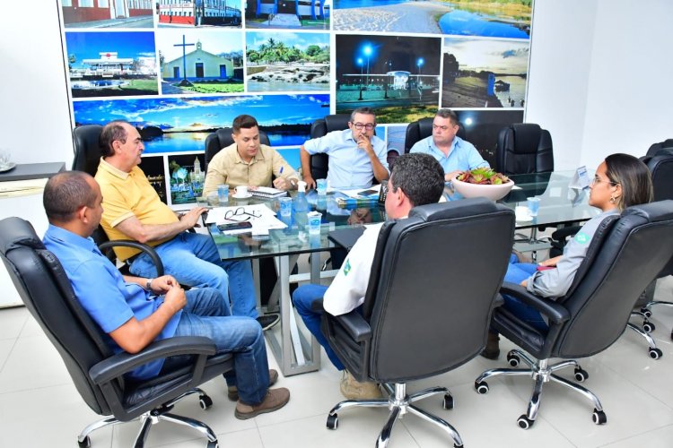 Reunião discute avanço das obras de esgotamento e interligação de novos bairros de Floriano
