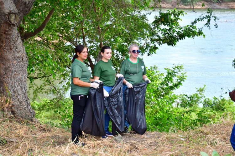 SEMAN realiza mutirão de limpeza nas margens do Rio Parnaíba