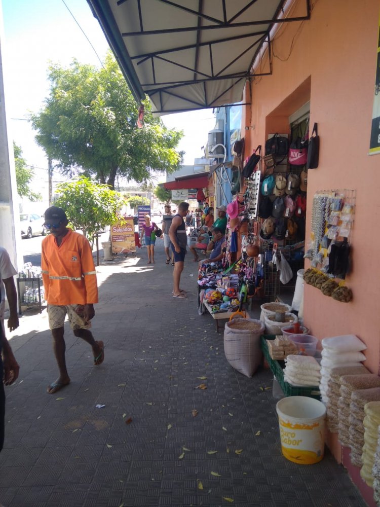 Departamento de Postura de Floriano fiscaliza passeios públicos e orienta comerciantes a desocuparem calçadas