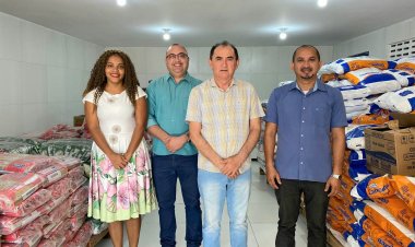 Educação de Floriano distribui produtos da alimentação escolar