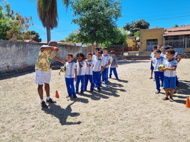 Alunos da Escola Municipal Antonieta Castro participam de ação de incentivo à atividade física  