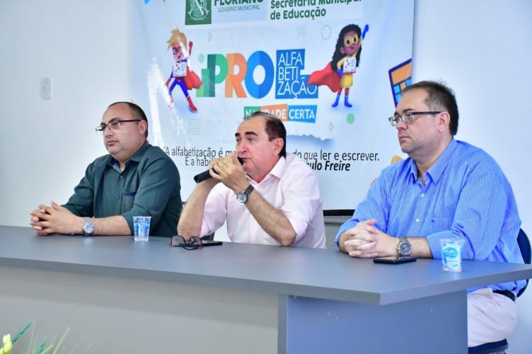 Prefeito Antônio Reis anuncia mudanças na Secretaria de Educação