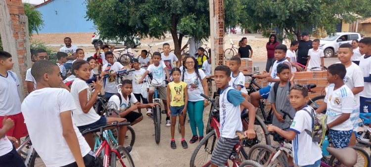 Escola Barjonas Lobão de Floriano comemora dia dos pais e dos estudantes com passeio ciclístico