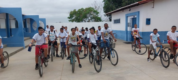 Escola Barjonas Lobão de Floriano comemora dia dos pais e dos estudantes com passeio ciclístico