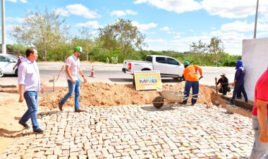 Prefeito Antônio Reis visita obra de calçamento do Projeto PlanMob em Floriano 