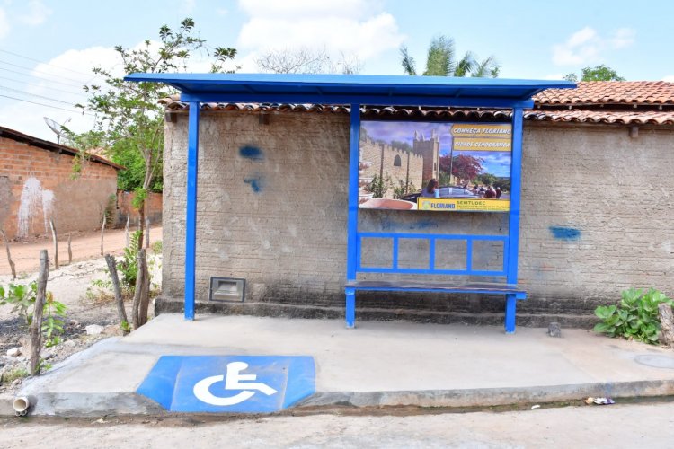Prefeitura de Floriano executa projeto piloto de instalação de paradas de ônibus