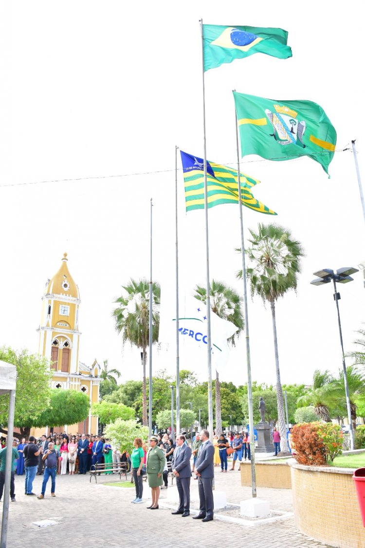 Prefeitura de Floriano abre Semana da Pátria com hasteamento das bandeiras