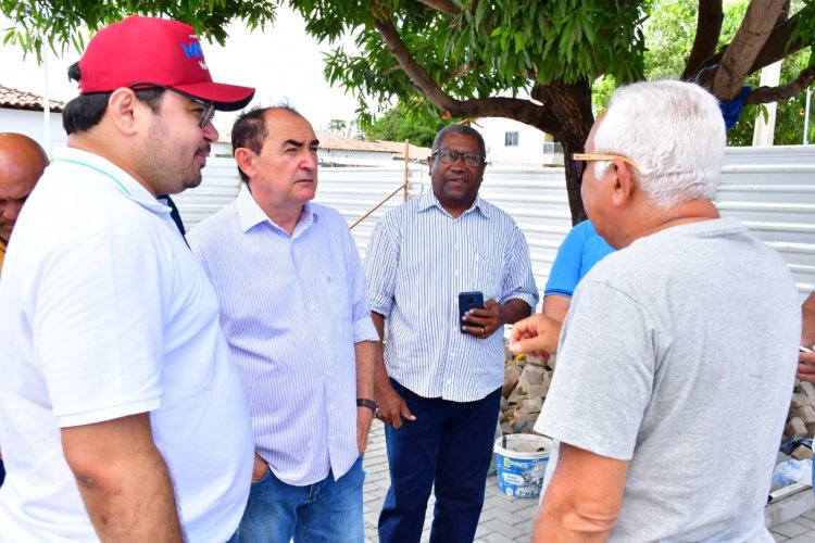 Autoridades municipais de Floriano visitam obra de reforma da Praça da Liberdade