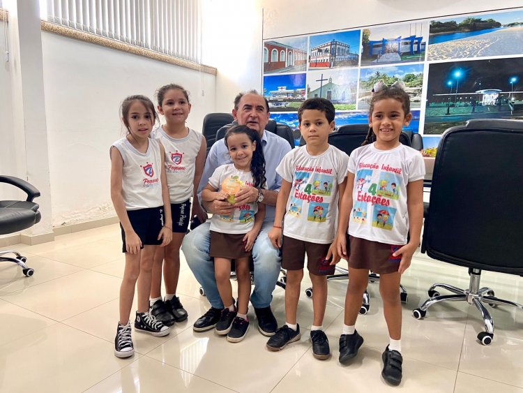 Prefeito Antônio Reis recebe visita de alunos pelo Dia da Árvore