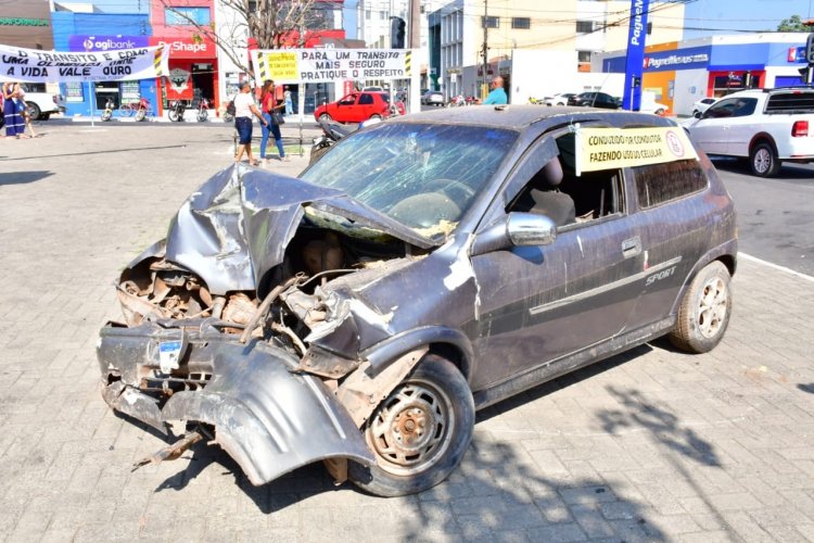 Exposição de veículos destruídos em acidentes em Floriano alerta para um trânsito seguro