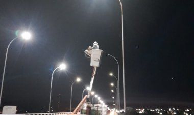 Prefeitura de Floriano faz manutenção e aumenta luminosidade da ponte sobre o Rio Parnaíba