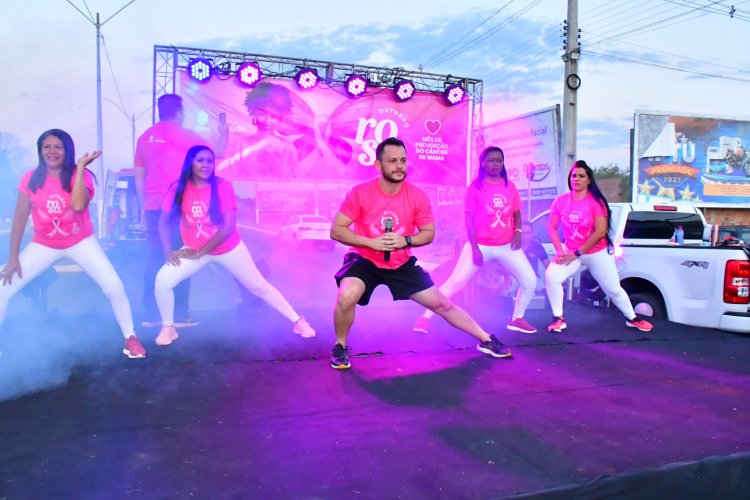 Centenas de mulheres participam de Aulão de Dança em prevenção ao câncer de mama