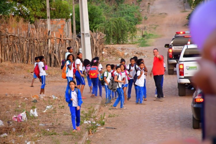 Carreta da Saúde reúne centenas de crianças e passa por diversos bairros em Floriano