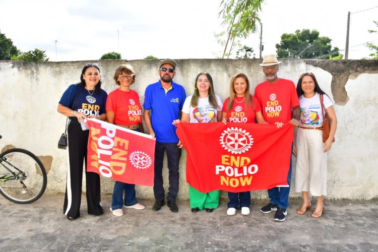 Prefeito Antônio Reis e Zé Gotinha visitam postos de saúde em Dia D de Vacinação