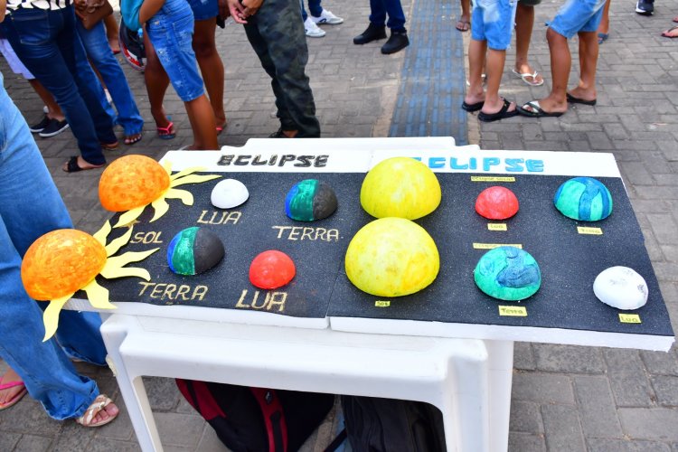 Estudantes e turistas contemplam Eclipse solar anular na praça Dr. Sebastião Martins