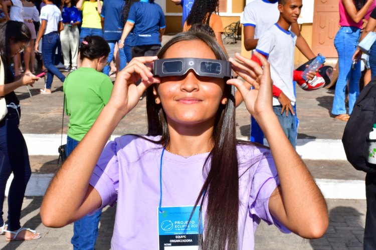 Estudantes e turistas contemplam Eclipse solar anular na praça Dr. Sebastião Martins
