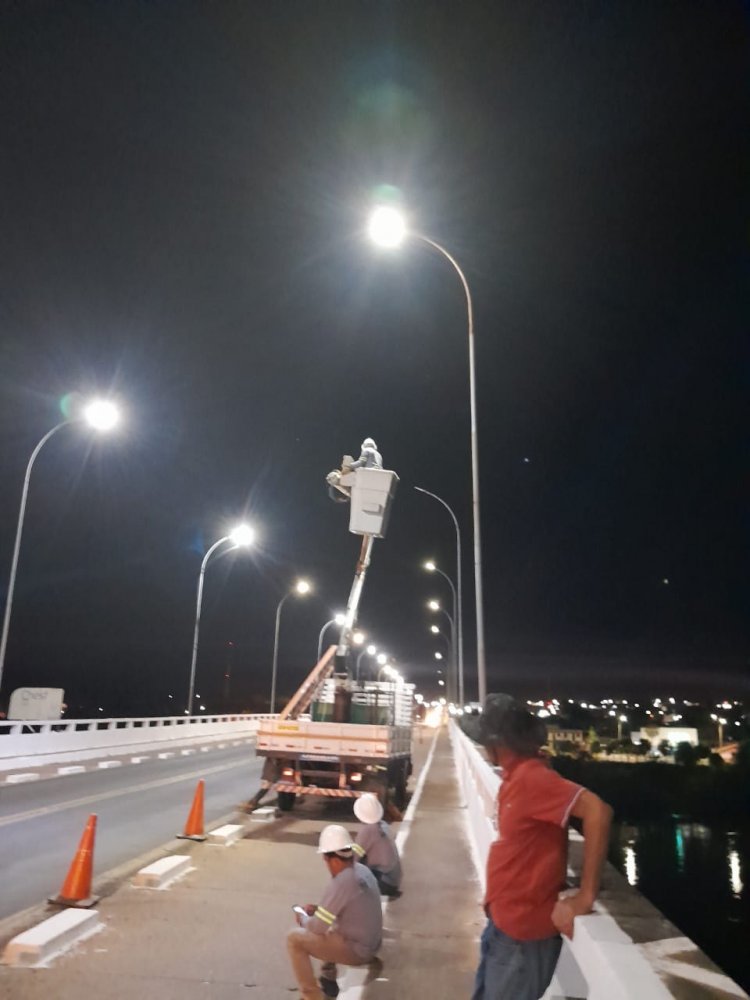 Prefeitura de Floriano faz manutenção e aumenta luminosidade da ponte sobre o Rio Parnaíba