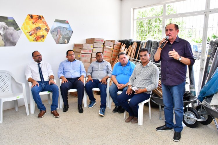 Prefeitura entrega Kits de horticultura para hortas comunitárias em Floriano