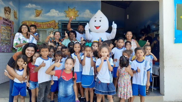 Zé Gotinha visita escolas municipais e faz a alegria da criançada