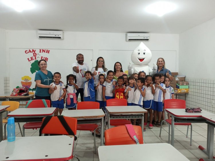 Zé Gotinha visita escolas municipais e faz a alegria da criançada