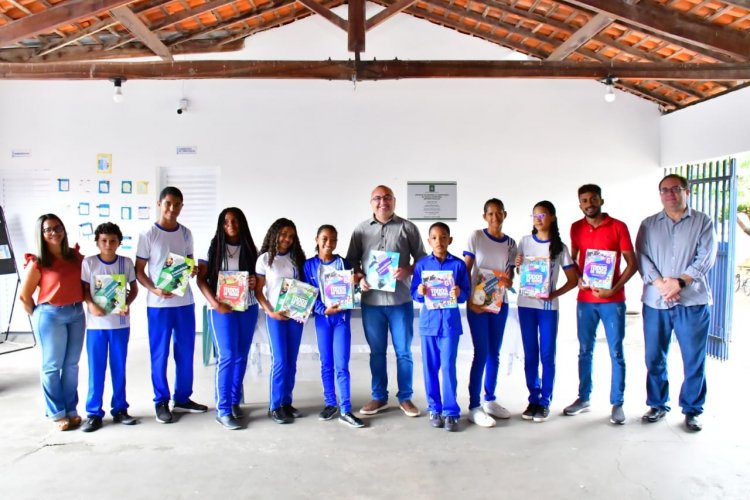 Prefeitura de Floriano entrega material didático complementar a alunos da rede municipal 