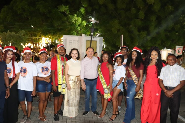 Prefeitura de Floriano realiza cantata natalina e ato do acender de luzes do Natal