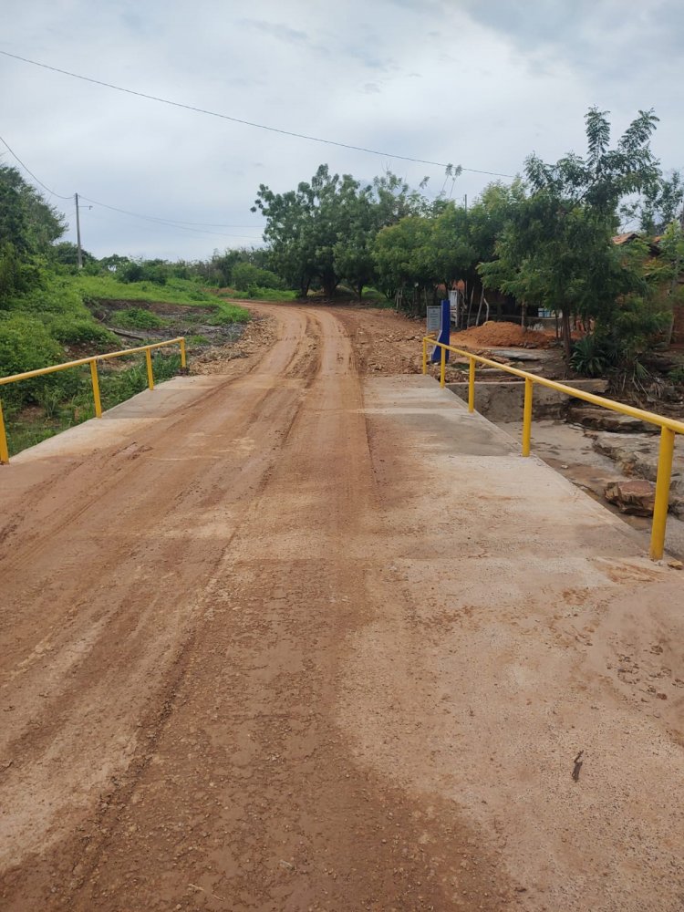 Prefeitura de Floriano recupera praça esportiva no Conjunto Zé Pereira e estradas na zona rural