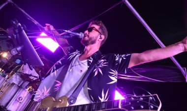 Sávio Grazz e Banda Babaixá arrastam multidão no 3º arrastão do Carnaval de Floriano